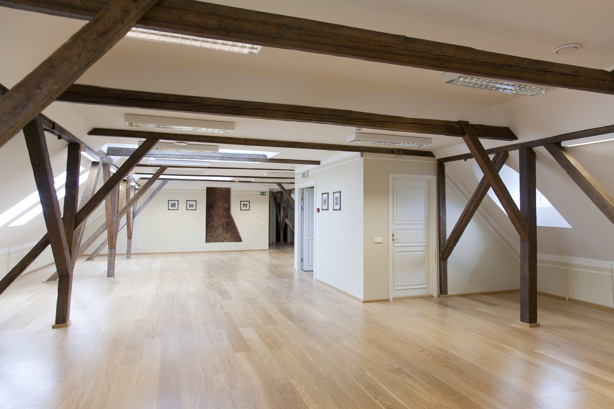 Renoviertes Zimmer mit Holzboden